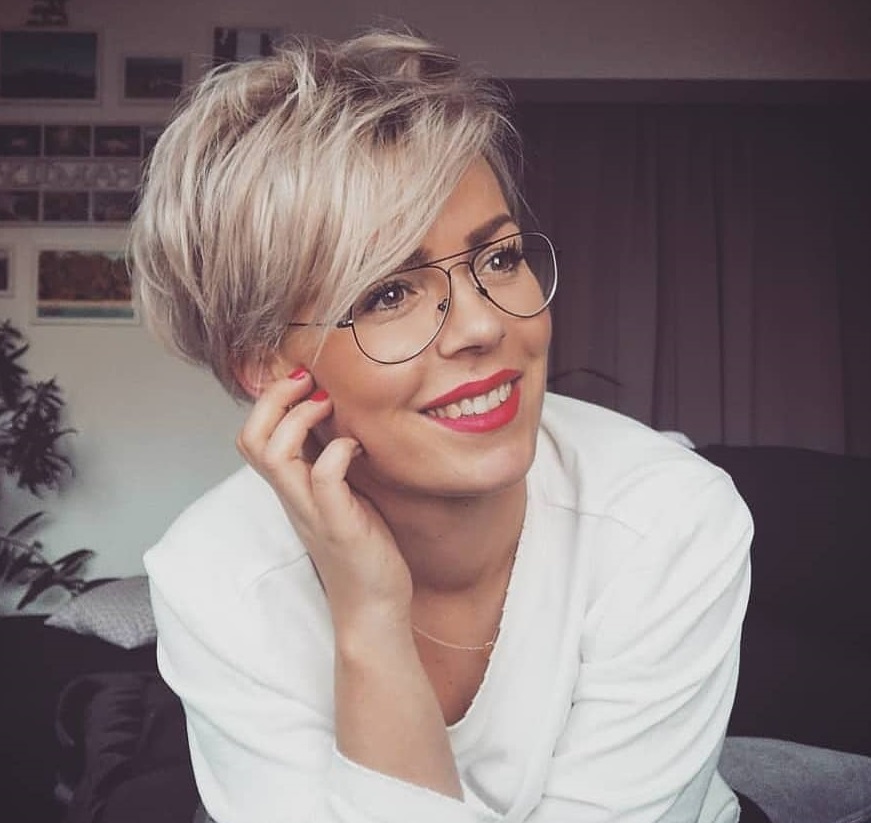 What are the best short hairstyles to wear with glasses 