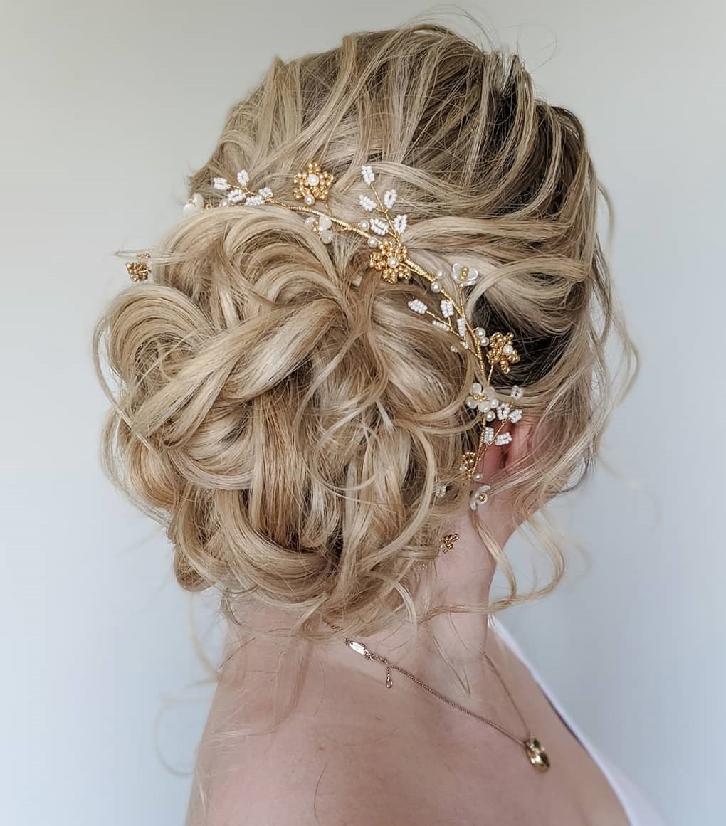 elegáns hullámos frizura