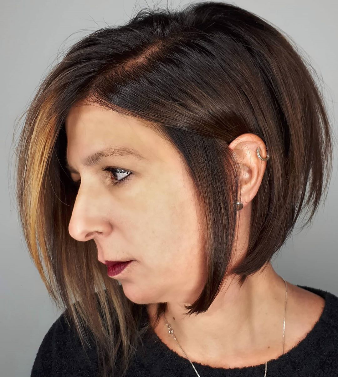 Cabello Oscuro Corto, con Caramelo Flequillo