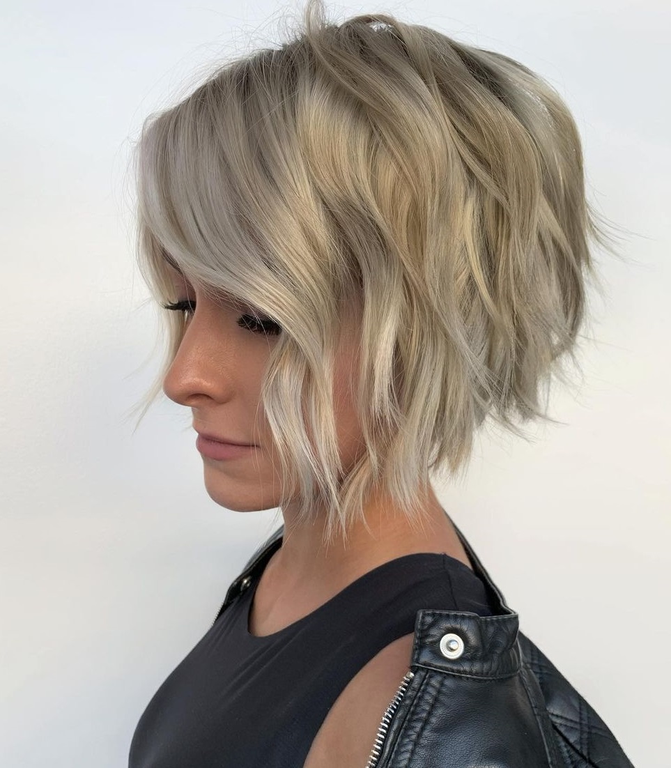 Beachy Asymmetrischer Bob mit Schichten