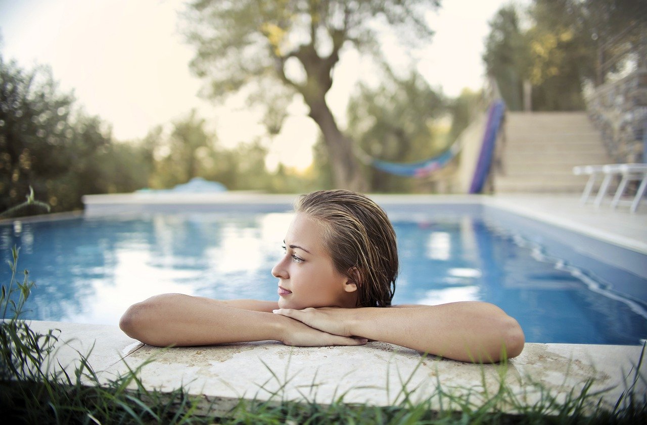  Cómo Neutralizar el Color Verde del Cabello Después de Blanquearse o Nadar en la Piscina para Rubias