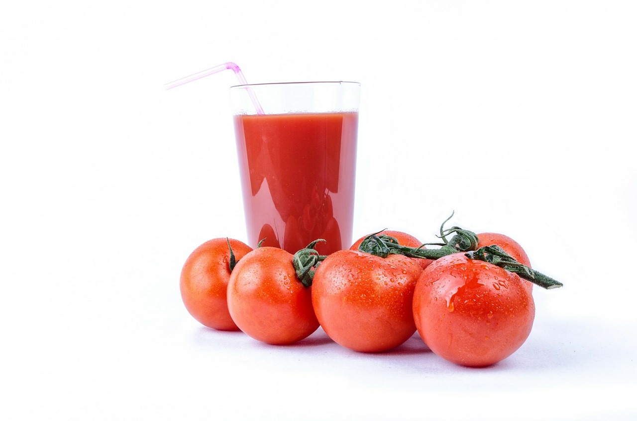 Wie man grünes Haar mit Tomatensaft oder Ketchup loswird